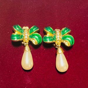 VGC - Vintage -Signed - Weingeroff Gold tone Green Bow Rhinestone Pearl Earrings